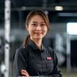 调教母狗训练中心首席训练师李薇的专业形象照，身着训练服装、面带自信微笑，背景为专业训练场地